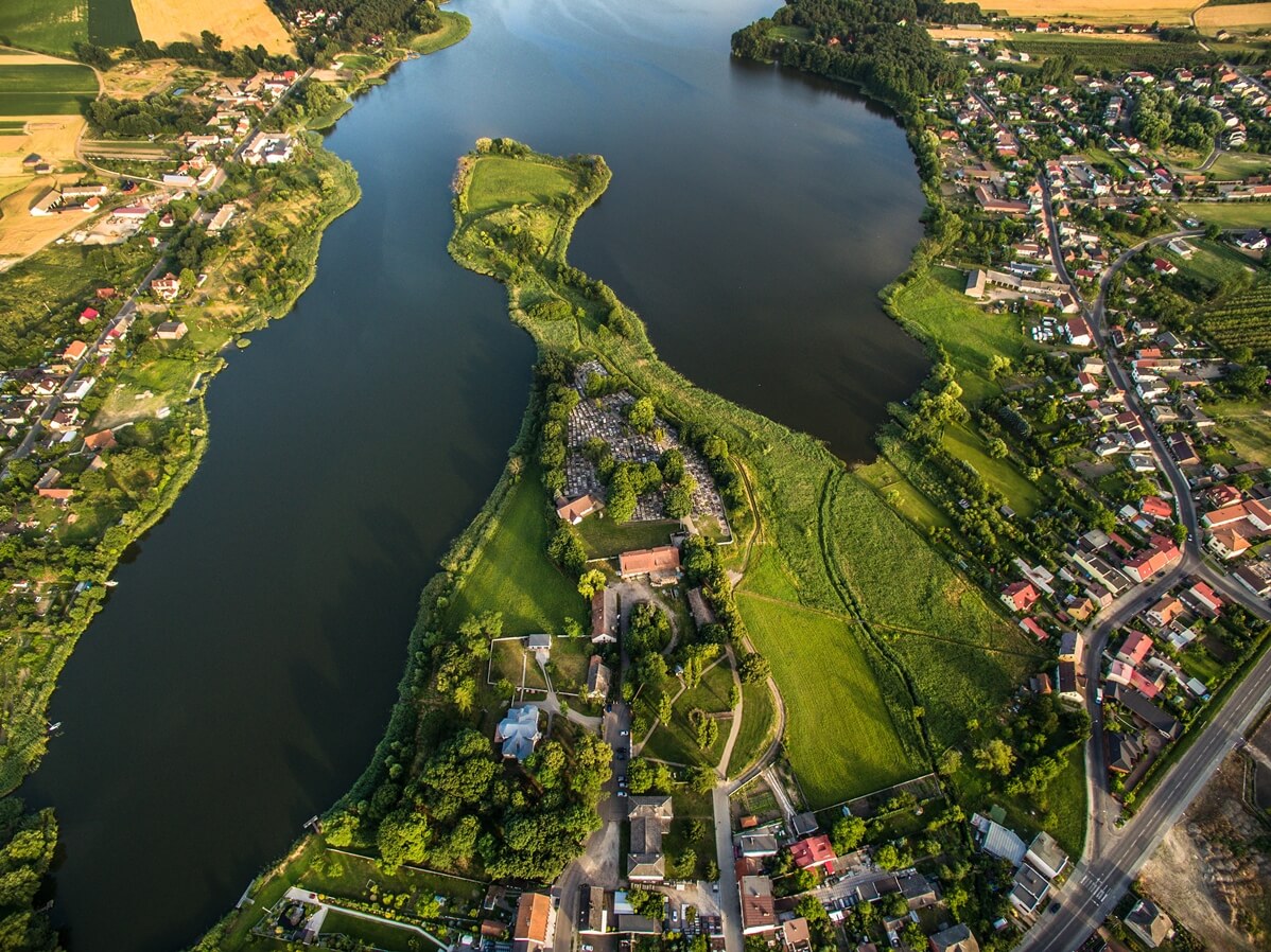 Zdjęcie z lotu ptaka na Półwysep Szyja, fragment Jeziora Bnińskiego, Blażejewa, Błażejewka i Biernatek 