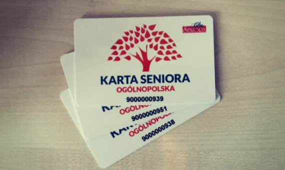 Ogólnopolska Karta Seniora - trzy karty leżące jedna na drugiej tworząc wachlarz.